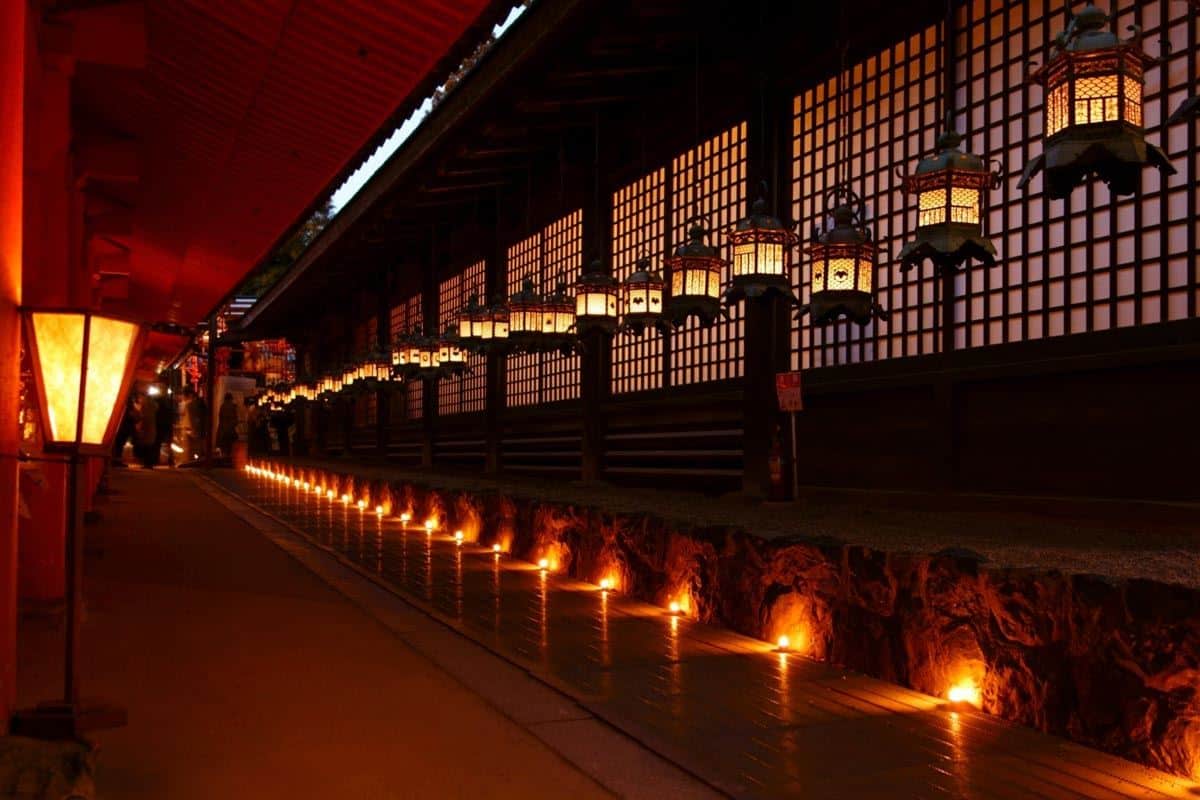 Kasuga Taisha, 1. Arashiyama, Kyoto, 2. Taman Rikugien, Tokyo, 3. Taman Nasional Daisetsuzan, Hokkaido, 4. Danau Kawaguchi, Prefektur Yamanashi, 5. Kereta Hakone Tozan, 6. Kasuga Taisha