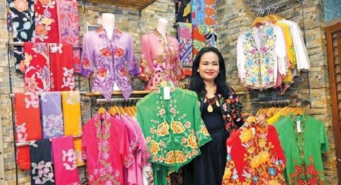 Kebaya Encim Betawi, 1. Roti Buaya, 2. Kue Semprong, 3. Kue Geplak, 4. Dodol Betawi, 5. Bir Pletok, 6. Kebaya Encim Betawi
