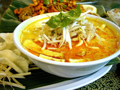 1. Makanan Lokal, 2. Makanan di Hawker Center, 3. Makanan Cepat Saji, 4. Makanan di Kafe Wisata atau Restoran, 5. Aneka Dim Sum