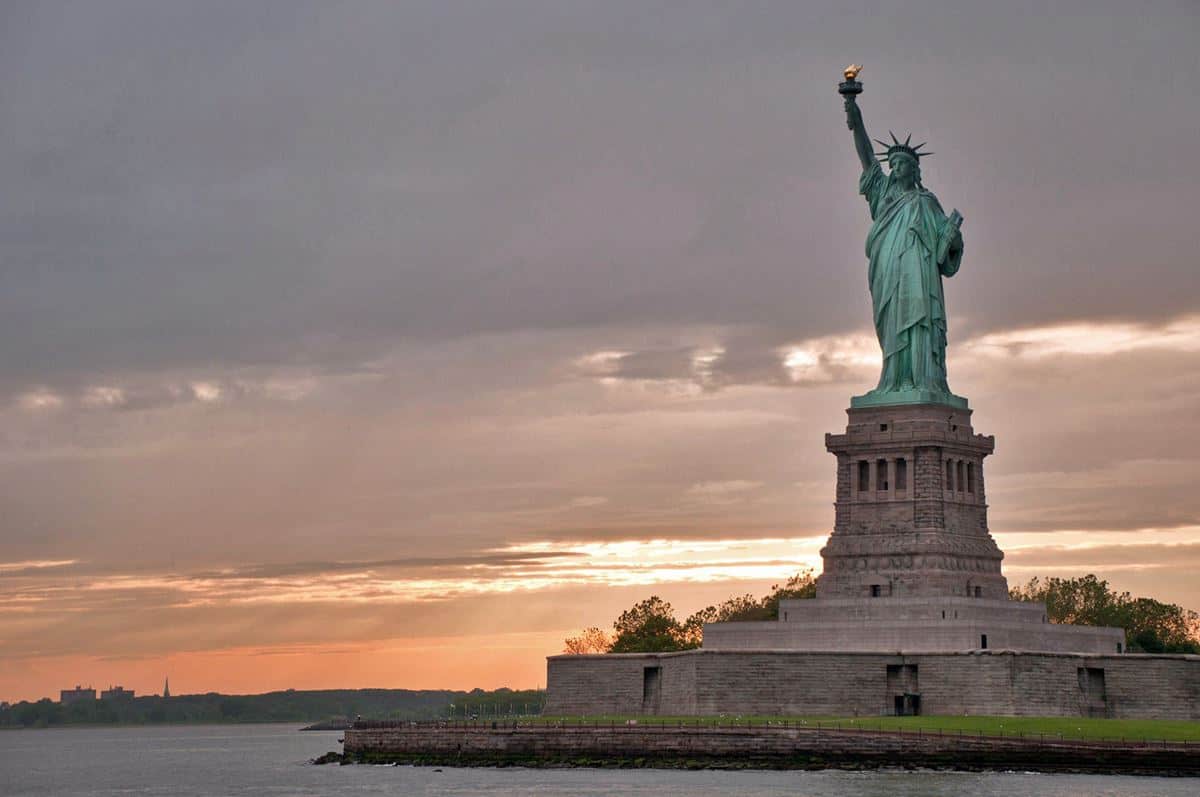 Liberty Statue, 1. Christ the Redeemer (Brasil), 2. Ushiku Daibutsu (Jepang), 3. The Laykyun Sekkya Buddha (Myanmar), 4. Garuda Wisnu Kencana (Indonesia), 5. The Spring Temple Buddha (China), 6. Liberty Statue (USA), 7. The Motherland Calls (Rusia), 8. Statue of Unity (India), 9. Great Buddha of Thailand (Thailand), 10. Guishan Guanyin (Tiongkok)