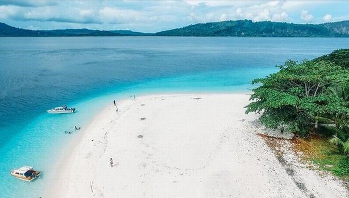 Pulau Molana, 1. Pulau Molana, 2. Benteng Amsterdam Hila, 3. Pantai Pintu Kota, 4. Goa Hawang