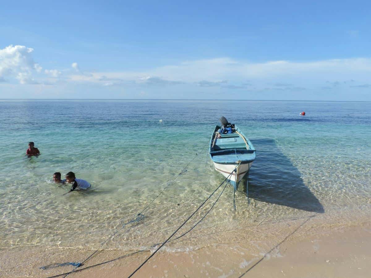 Pulau Hatta, 1. Pantai Liang, 2. Pantai Lubang Buaya Morella, 3. Pantai Pasir Panjang, 4. Banteng Belgica, 5. Istana Mini, 6. Rumah Pengasingan Bung Hatta, 7. Gunung Banda Api, 8. Pantai Ora, 9. Pulau Bair, 10. Pulau Kasa, 11. Pulau Hatta, 12. Gunung Binaiya, 13. Pantai Ngurtafur, 14. Air Terjun Hoko, 15. Taman Nasional Manusela