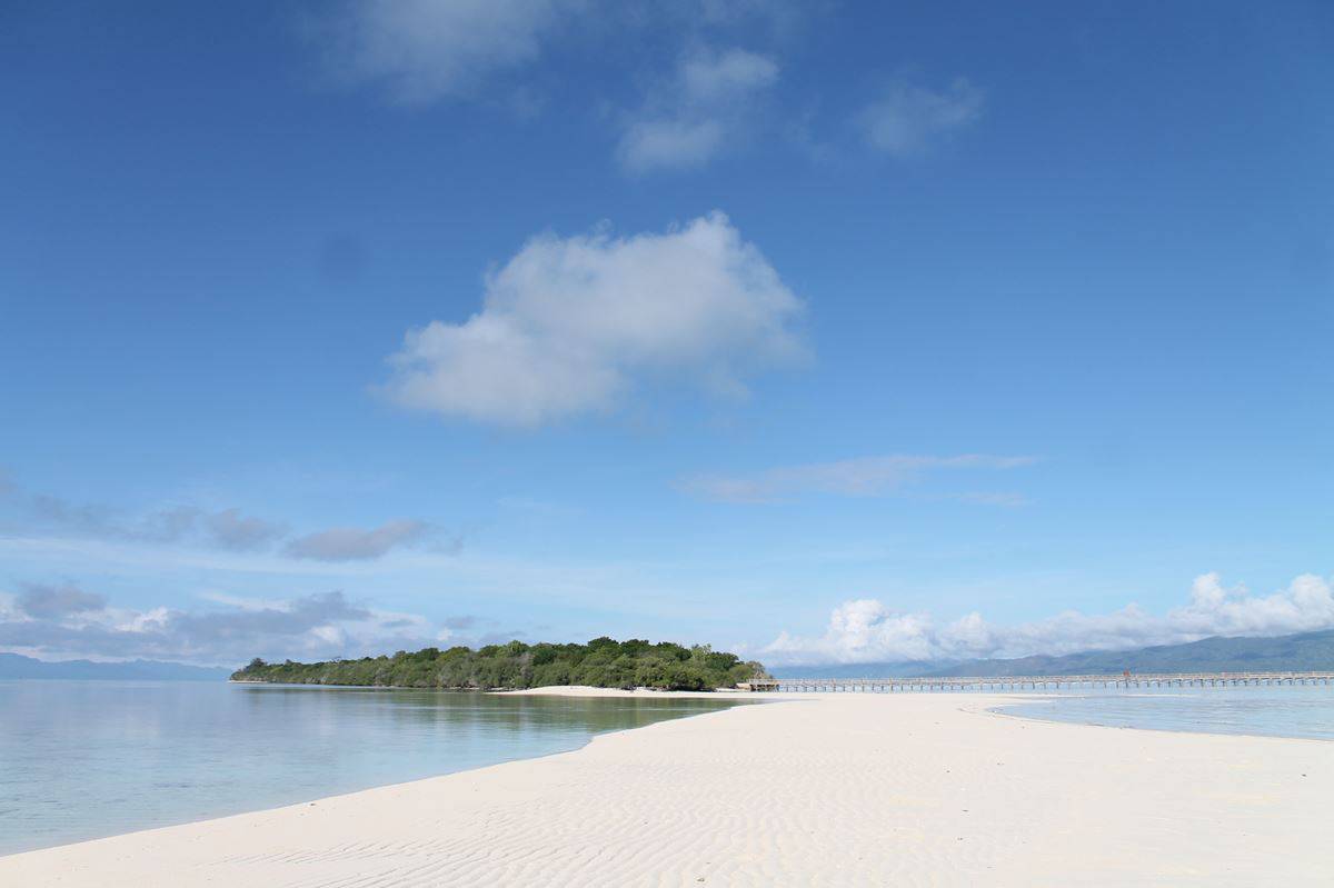 Pulau Kasa, 1. Pantai Liang, 2. Pantai Lubang Buaya Morella, 3. Pantai Pasir Panjang, 4. Banteng Belgica, 5. Istana Mini, 6. Rumah Pengasingan Bung Hatta, 7. Gunung Banda Api, 8. Pantai Ora, 9. Pulau Bair, 10. Pulau Kasa, 11. Pulau Hatta, 12. Gunung Binaiya, 13. Pantai Ngurtafur, 14. Air Terjun Hoko, 15. Taman Nasional Manusela