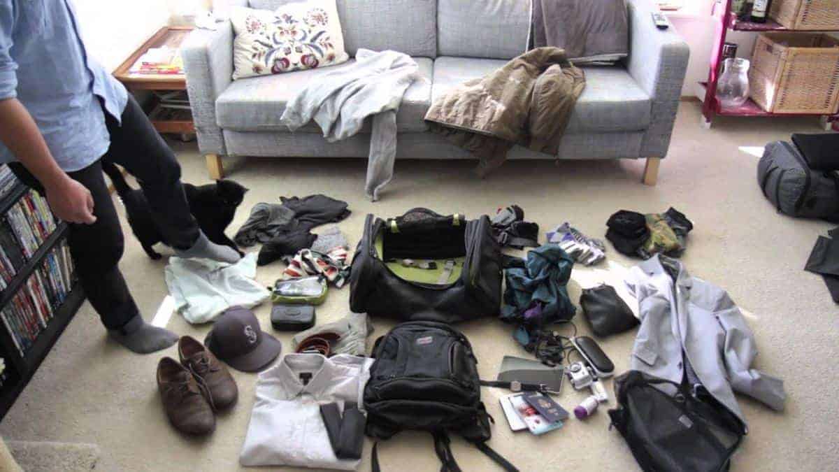 Youtube, 1. Paspor, 2. Dokumen Penting, 3. Uang Yen dan Alat Pembayaran, 4. Pakaian Sesuai Musim, 5. Makanan Instan, 6. Universal Travel Adaptor, 7. Obat-obatan Pribadi, 8. Peralatan Ibadah