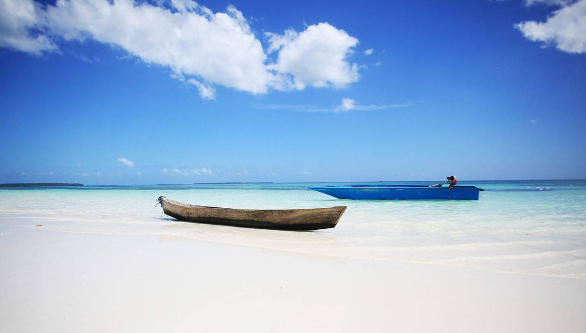 Pantai Pasir Panjang, 1. Pantai Liang, 2. Pantai Lubang Buaya Morella, 3. Pantai Pasir Panjang, 4. Banteng Belgica, 5. Istana Mini, 6. Rumah Pengasingan Bung Hatta, 7. Gunung Banda Api, 8. Pantai Ora, 9. Pulau Bair, 10. Pulau Kasa, 11. Pulau Hatta, 12. Gunung Binaiya, 13. Pantai Ngurtafur, 14. Air Terjun Hoko, 15. Taman Nasional Manusela