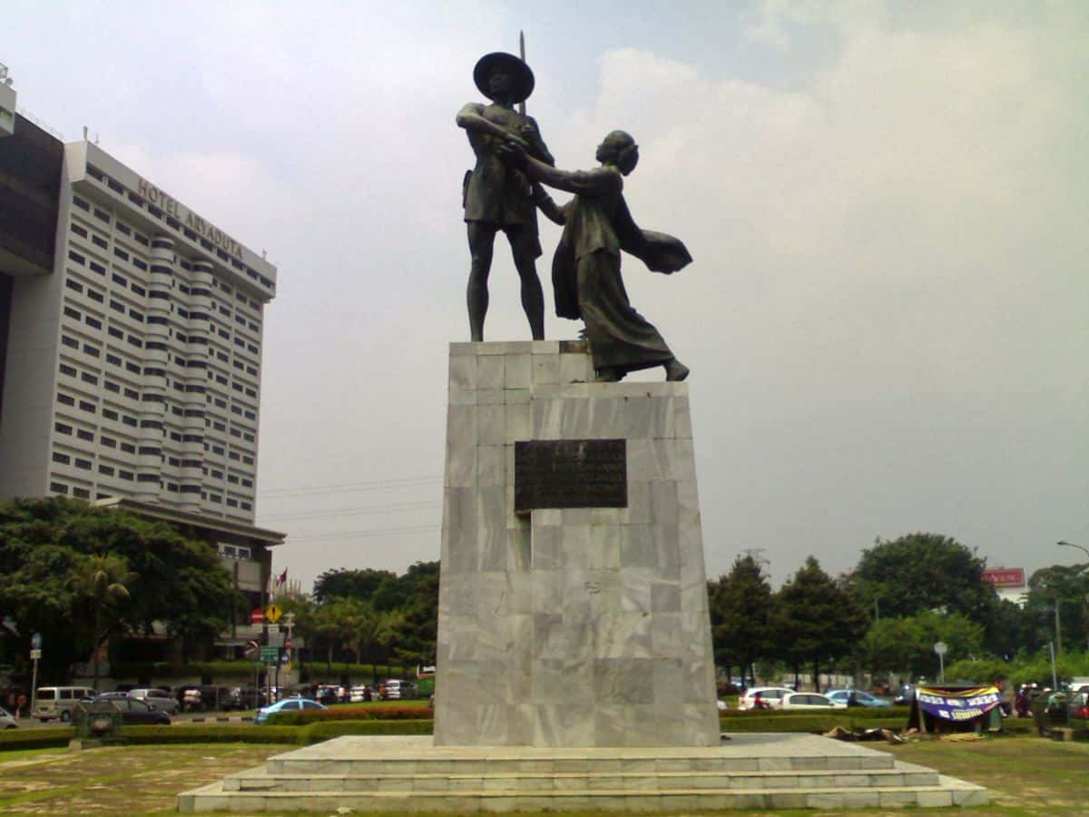 Patung Pahlawan, 1. Patung Selamat Datang, 2. Patung Pahlawan, 3. Patung Pancoran, 4. Patung Pemuda Membangun, 5. Patung Arjuna Wiwaha