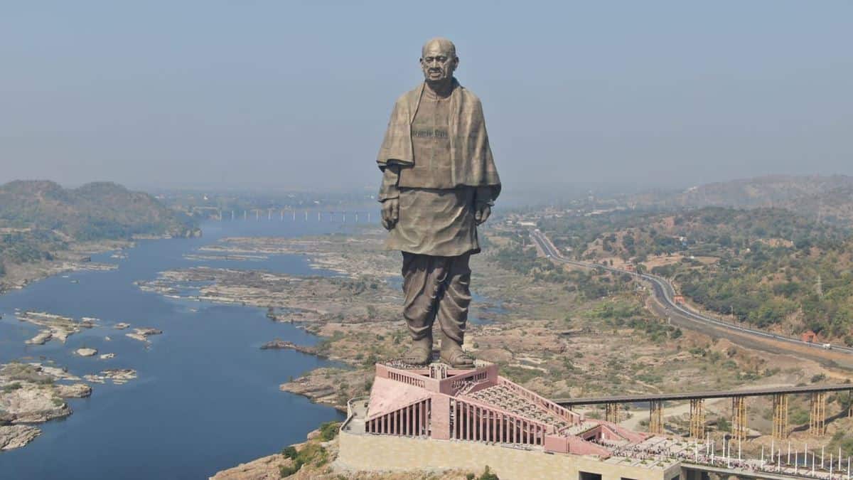 Statue of Unity, 1. Christ the Redeemer (Brasil), 2. Ushiku Daibutsu (Jepang), 3. The Laykyun Sekkya Buddha (Myanmar), 4. Garuda Wisnu Kencana (Indonesia), 5. The Spring Temple Buddha (China), 6. Liberty Statue (USA), 7. The Motherland Calls (Rusia), 8. Statue of Unity (India), 9. Great Buddha of Thailand (Thailand), 10. Guishan Guanyin (Tiongkok)