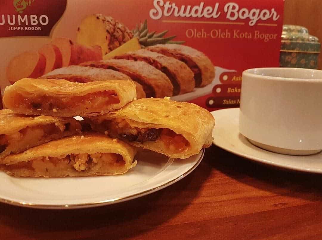 Strudel, 1. Talas Bogor, 2. Asinan Khas Bogor, 3. Papapia, 4. Bika Bogor, 5. Roti Unyil, 6. Strudel Bogor, 7. Lapis Talas, 8. Keripik Talas, 9. Pie Talas, 10. Makaroni Panggang