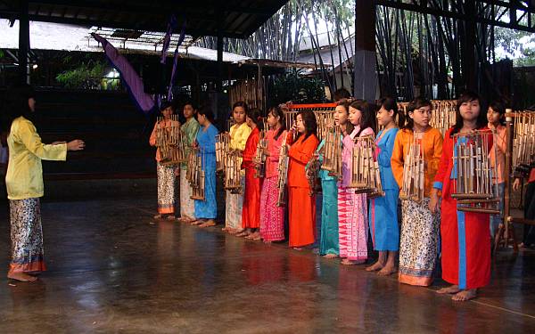 Saung Angklung Udjo, 1. Museum Geologi, 2. Saung Angklung Udjo, 3. Taman Lalu Lintas Ade Irma Suryani Nasution, 4. Taman Sejarah Bandung, 5. Bandung Science Center, 6. Taman Budaya Jawa Barat, 7. Farm House Susu Lembang, 8. Wisata Ilmu Sutera Bandung, 9. De Ranch, 10. Jendela Alam Bandung