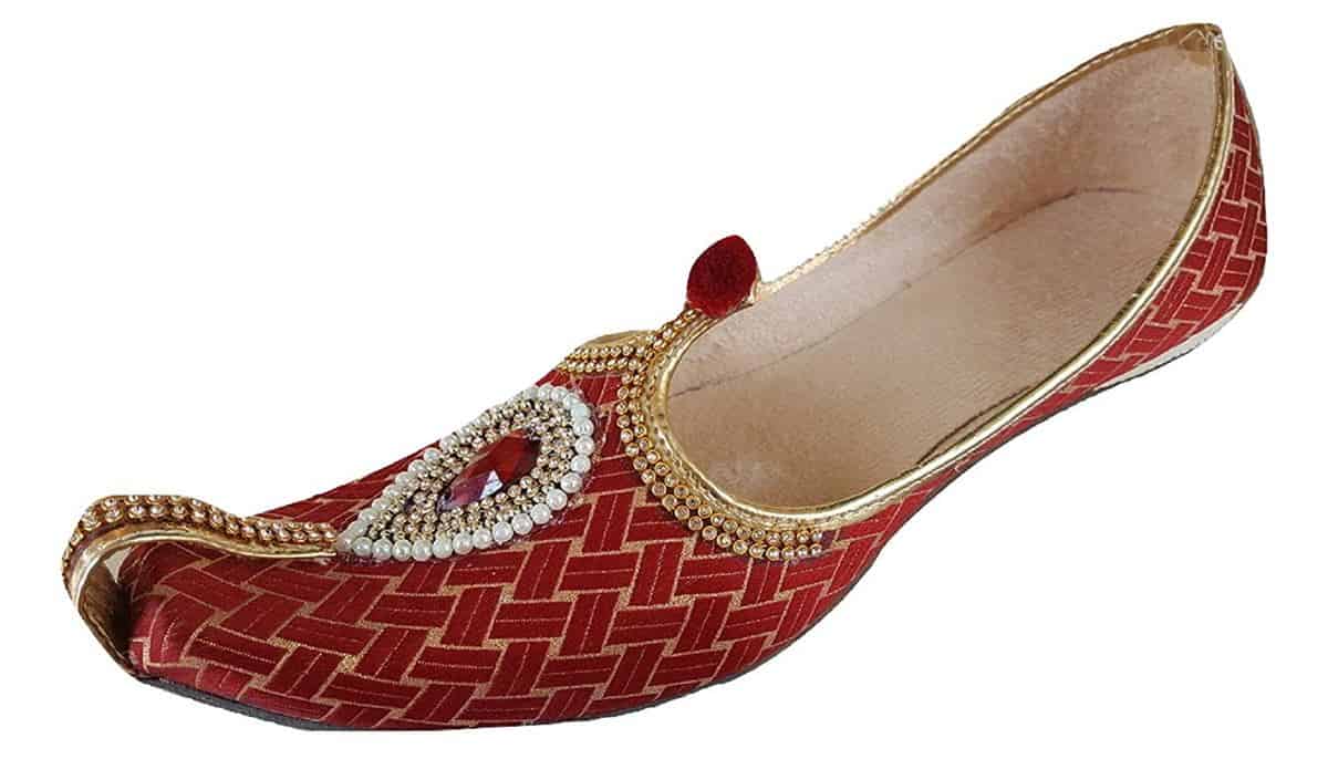 Sepatu Mojari, 1. Kain Sari, 2. Miniatur Taj Mahal, 3. Teh India, 4. Sepatu Mojari, 5. Laddu, 6. Halwa, 7. Gelang India, 8. Tas Etnik India
