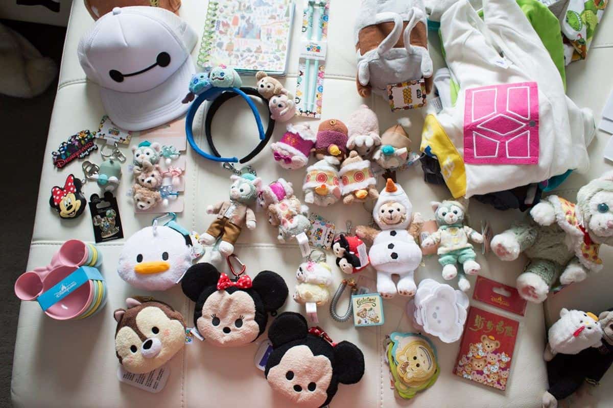 Souvenir khas Disneyland, 1. Sumpit Hong Kong, 2. Batu Giok, 3. Stempel Nama, 4. Tea Set, 5. Teh Tiongkok, 6. Souvenir khas Disneyland, 7. Cokelat Hong Kong, 8. Pakaian