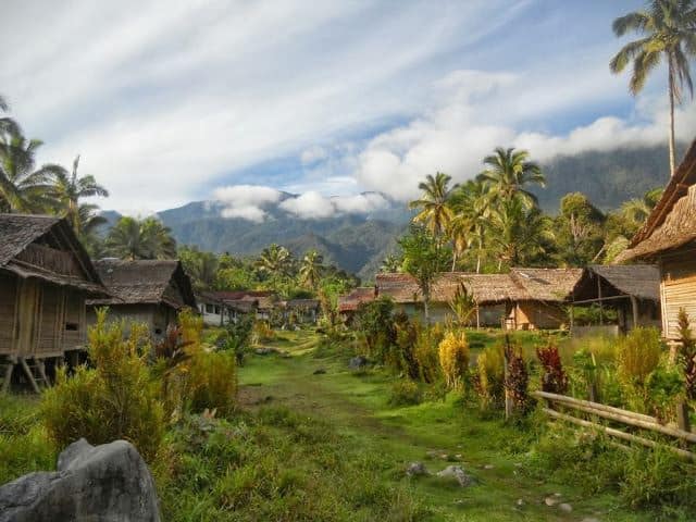 Taman Nasional Manusela, 1. Pantai Liang, 2. Pantai Lubang Buaya Morella, 3. Pantai Pasir Panjang, 4. Banteng Belgica, 5. Istana Mini, 6. Rumah Pengasingan Bung Hatta, 7. Gunung Banda Api, 8. Pantai Ora, 9. Pulau Bair, 10. Pulau Kasa, 11. Pulau Hatta, 12. Gunung Binaiya, 13. Pantai Ngurtafur, 14. Air Terjun Hoko, 15. Taman Nasional Manusela