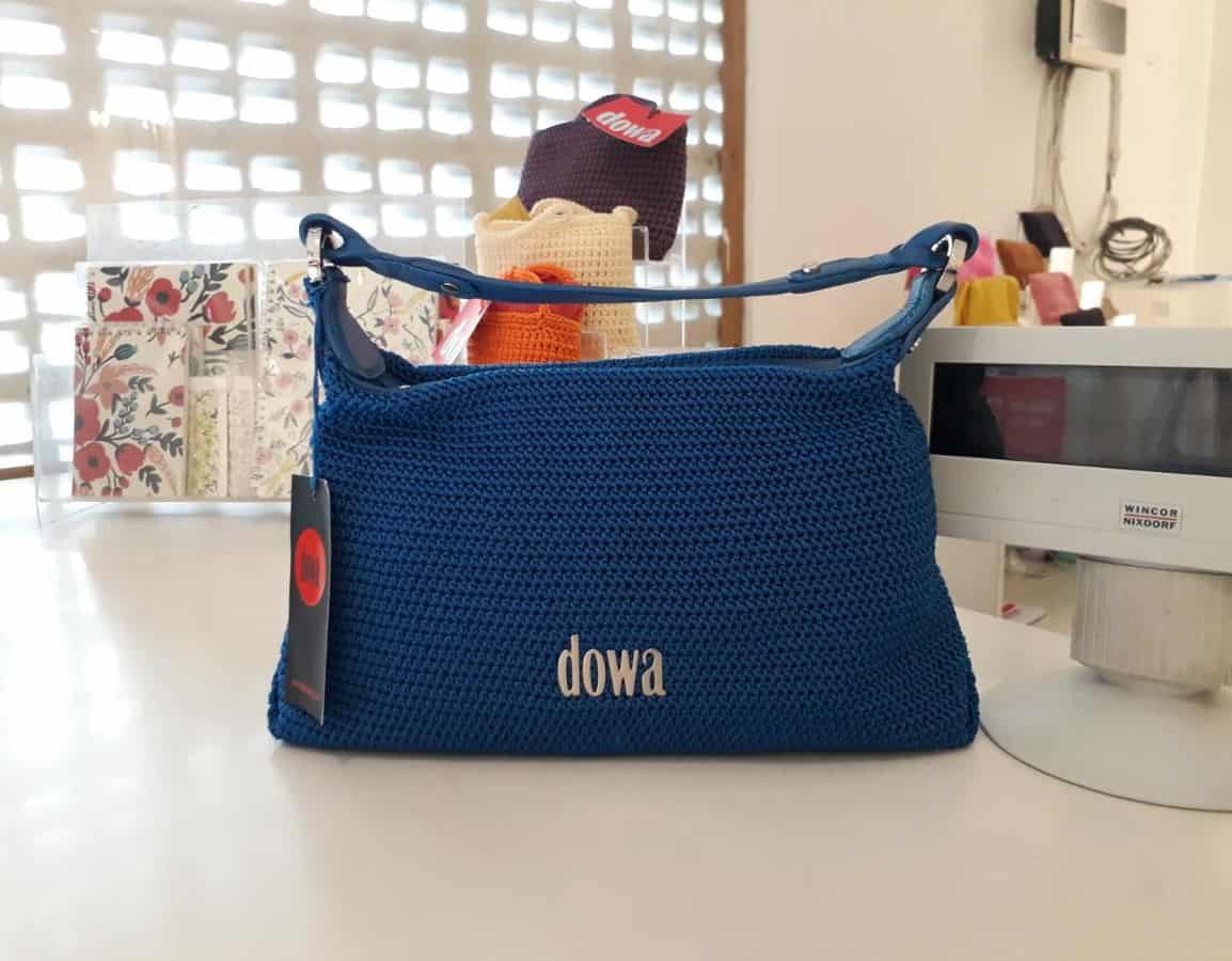 Tas Dowa, 1. Kaos Dagadu, 2. Batik, 3. Tas Dowa, 4. Kerajinan Perak, 5. Gerabah Tanah Liat, 6. Blangkon, 7. Surjan (Pengageman Takwa), 8. Patung Loro Blonyo, 9. Topeng Batik, 10. Aksesoris Khas Jogja