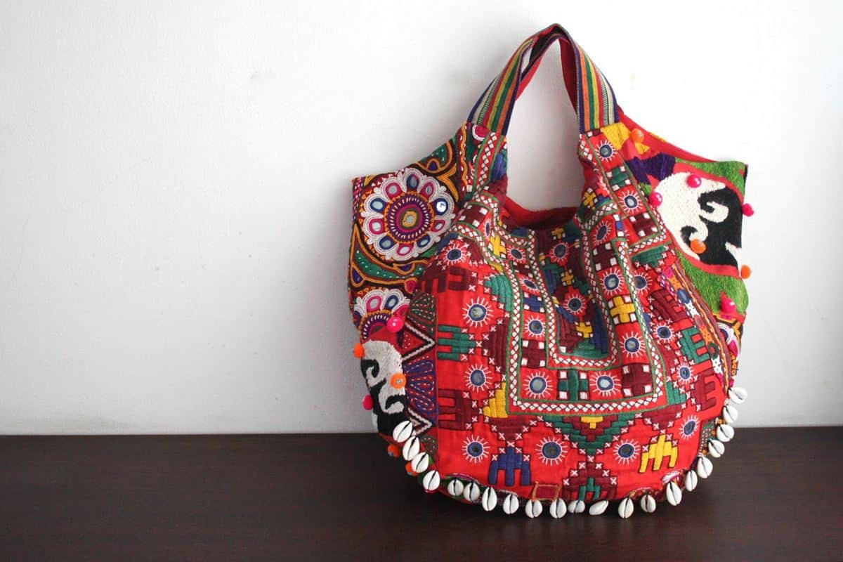 Tas Etnik India, 1. Kain Sari, 2. Miniatur Taj Mahal, 3. Teh India, 4. Sepatu Mojari, 5. Laddu, 6. Halwa, 7. Gelang India, 8. Tas Etnik India