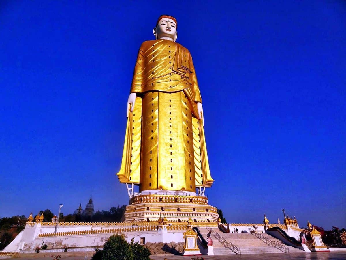 The Laykyun Sekkya Buddha, 1. Christ the Redeemer (Brasil), 2. Ushiku Daibutsu (Jepang), 3. The Laykyun Sekkya Buddha (Myanmar), 4. Garuda Wisnu Kencana (Indonesia), 5. The Spring Temple Buddha (China), 6. Liberty Statue (USA), 7. The Motherland Calls (Rusia), 8. Statue of Unity (India), 9. Great Buddha of Thailand (Thailand), 10. Guishan Guanyin (Tiongkok)