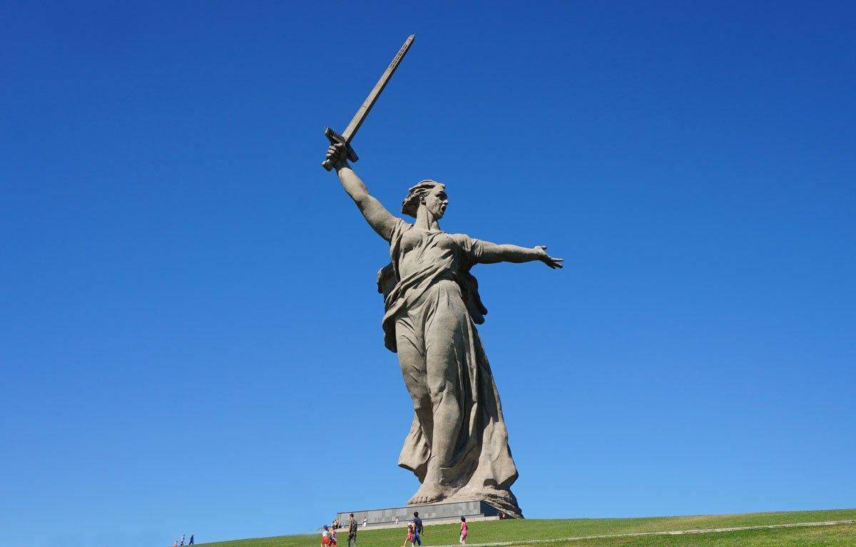 The Motherland Calls, 1. Christ the Redeemer (Brasil), 2. Ushiku Daibutsu (Jepang), 3. The Laykyun Sekkya Buddha (Myanmar), 4. Garuda Wisnu Kencana (Indonesia), 5. The Spring Temple Buddha (China), 6. Liberty Statue (USA), 7. The Motherland Calls (Rusia), 8. Statue of Unity (India), 9. Great Buddha of Thailand (Thailand), 10. Guishan Guanyin (Tiongkok)