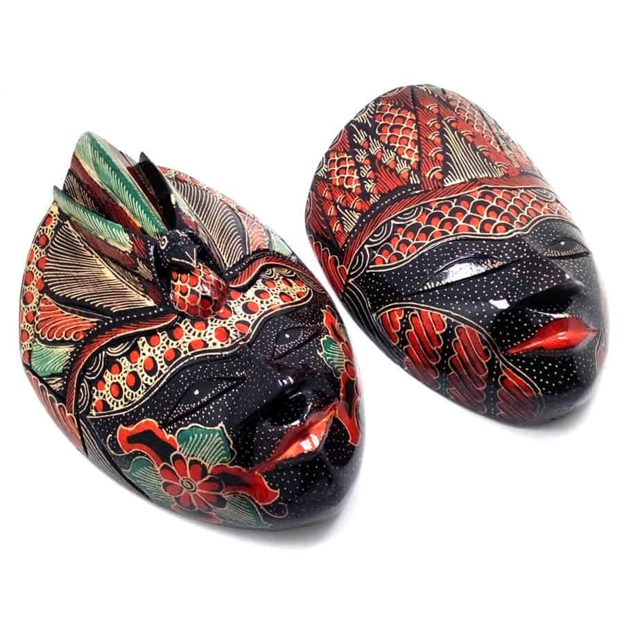 Topeng Batik, 1. Kaos Dagadu, 2. Batik, 3. Tas Dowa, 4. Kerajinan Perak, 5. Gerabah Tanah Liat, 6. Blangkon, 7. Surjan (Pengageman Takwa), 8. Patung Loro Blonyo, 9. Topeng Batik, 10. Aksesoris Khas Jogja