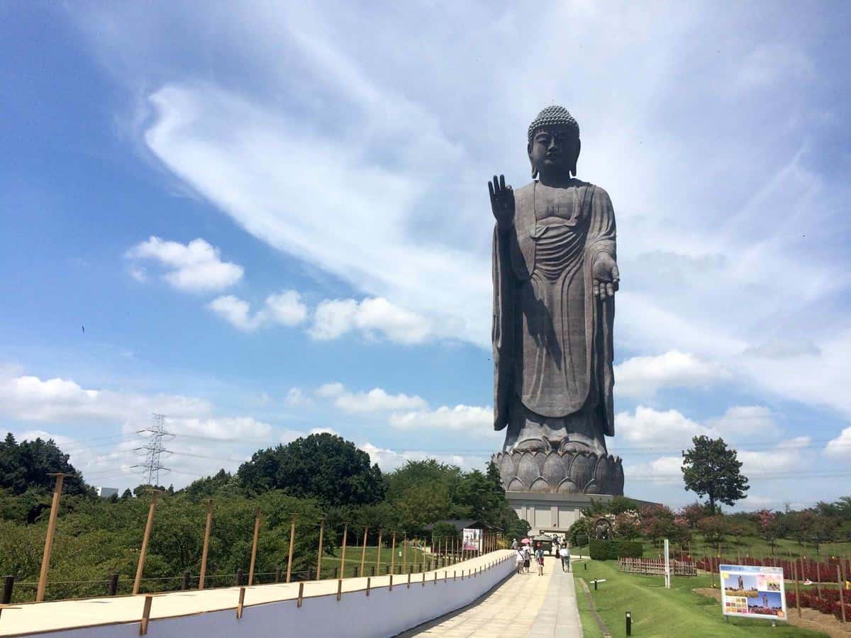 Ushiku Daibutsu, 1. Christ the Redeemer (Brasil), 2. Ushiku Daibutsu (Jepang), 3. The Laykyun Sekkya Buddha (Myanmar), 4. Garuda Wisnu Kencana (Indonesia), 5. The Spring Temple Buddha (China), 6. Liberty Statue (USA), 7. The Motherland Calls (Rusia), 8. Statue of Unity (India), 9. Great Buddha of Thailand (Thailand), 10. Guishan Guanyin (Tiongkok)