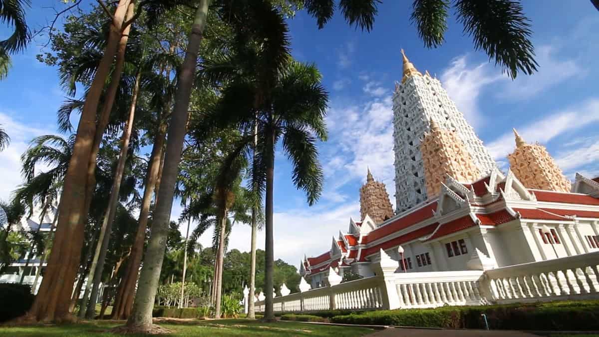 Wat Yansangwararam, 1. Kebun Raya Tropis Nong Nooch, 2. Sanctuary of Truth, 3. Wat Phra Khao Yai, 4. Taman TreeTop Adventure, 5. Four Regions Floating Market, 6. Koh Larn (Pulau Karang), 7. Wat Yansangwararam, 8. Pantai Pattaya