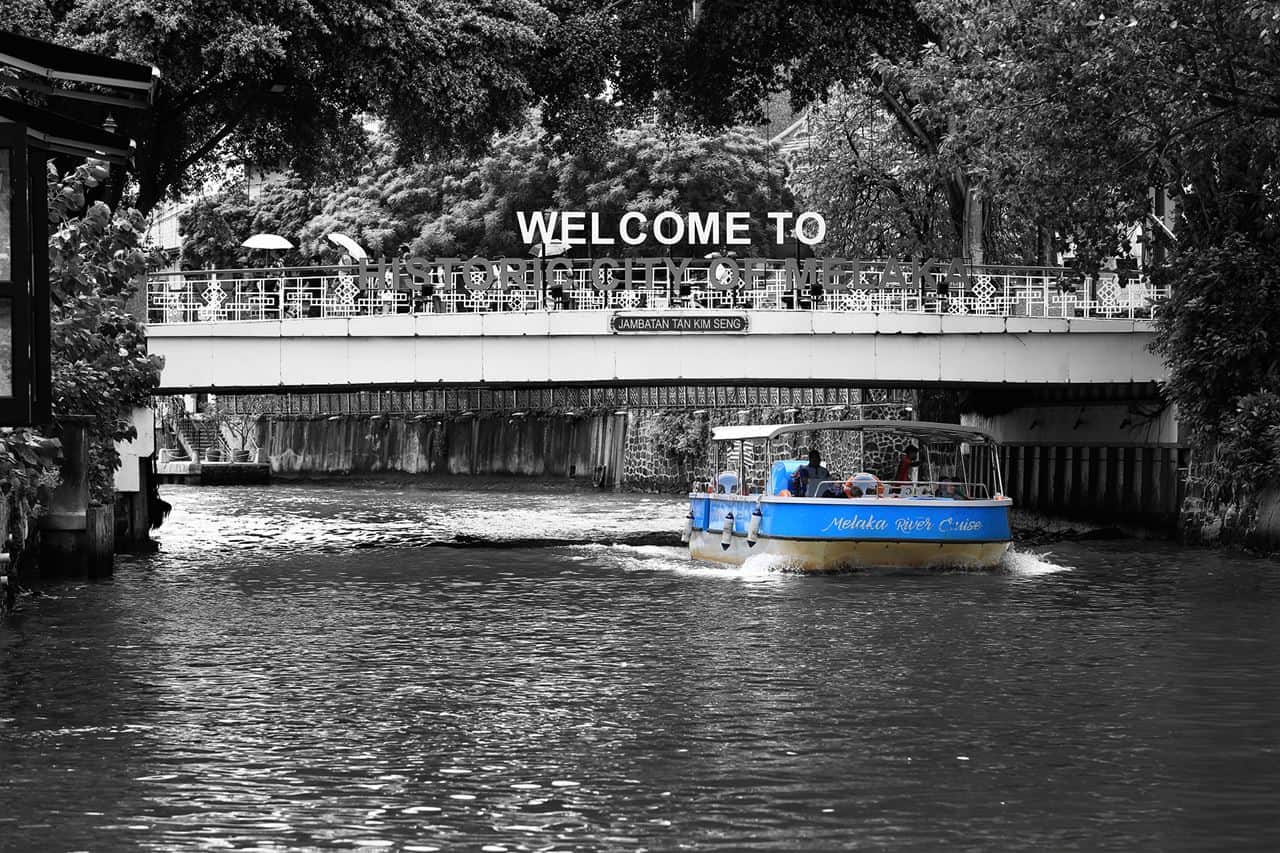 melaka river cruise, 1. Windmill Dutch Square, 2. Melaka Sultanate Palace Museum, 3. Melaka Botanical Garden, 4. Kuil Cheng Hoon Teng, 5. Baba-Nyonya Heritage Museum, 6. Menara Taming Sari, 7. A Famosa, 8. Melaka River Cruise