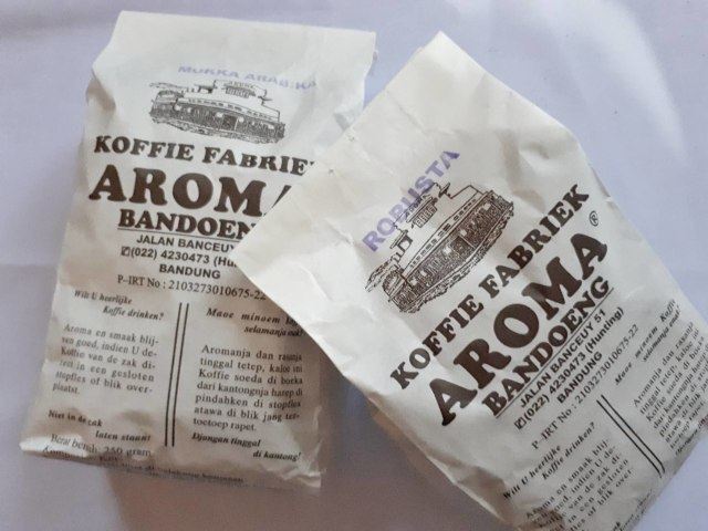 kopi aroma, 1. Kue Kartikasari, 2. Peuyeum, 3. Oncom Raos, 4. Bolu Bakar, 5. Gepuk Ny. Ong, 6. Batagor Riri, 7. Brownies Amanda, 8. Kopi Aroma, 9. Permen Susu Karamel, 10. Wajit Cililin
