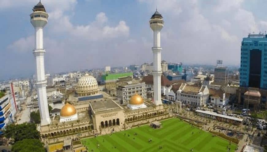 tempat bersejarah di bandung Masjid-Raya-Bandung, Aktivitas dan Spot Populer di Alun-Alun Bandung , Harga Tiket dan Jam Operasional, Fasilitas, Alamat dan Akses Transportasi, Hotel dan Penginapan di Sekitar Alun-Alun Kota Bandung