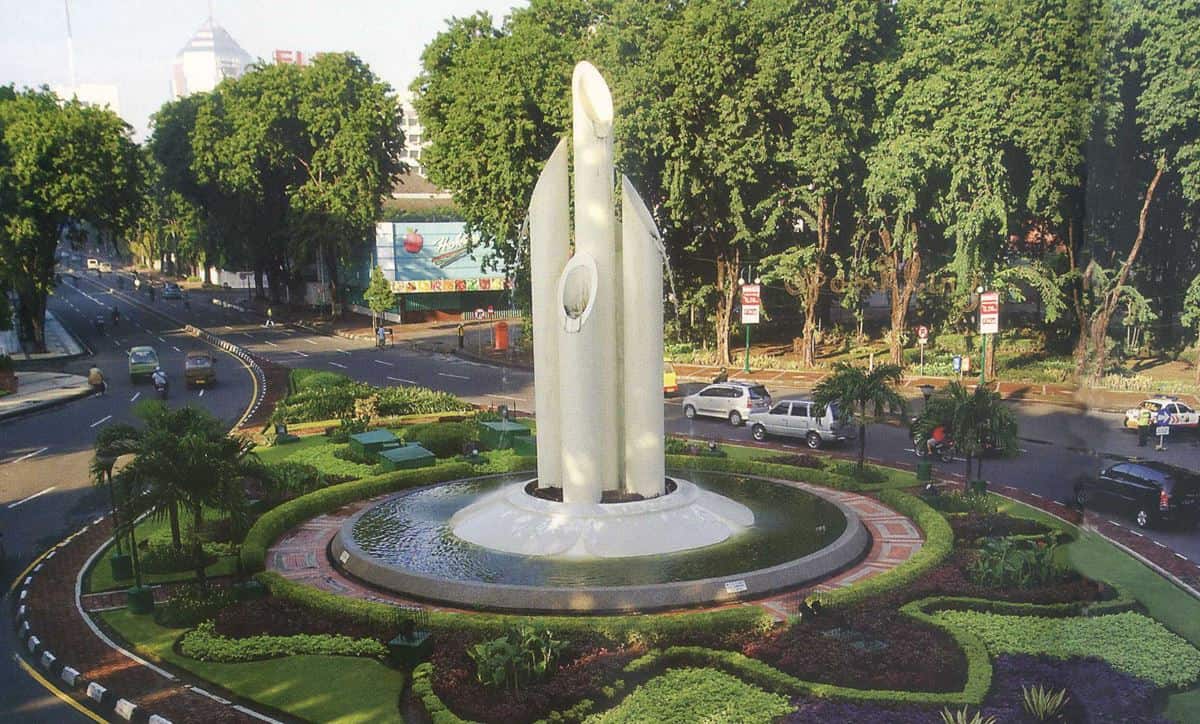 1. Patung Sura dan Baya, 2. Patung Soekarno-Hatta (Monumen Tugu Pahlawan), 3. Monumen Jalesveva Jayamahe, 4. Patung Karapan Sapi, 5. Monumen Gubernur Suryo, 6. Monumen Wira Surya Agung, 7.Monumen Ronggolawe, 8. Monumen Jenderal Sudirman, 9. Monumen Bambu Runcing, 10. Patung Dewi Kwan Im (Klenteng Sanggar Agung)