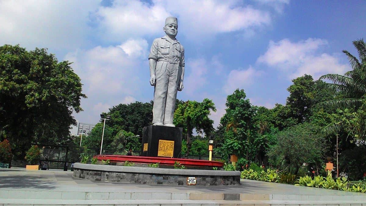 1. Patung Sura dan Baya, 2. Patung Soekarno-Hatta (Monumen Tugu Pahlawan), 3. Monumen Jalesveva Jayamahe, 4. Patung Karapan Sapi, 5. Monumen Gubernur Suryo, 6. Monumen Wira Surya Agung, 7.Monumen Ronggolawe, 8. Monumen Jenderal Sudirman, 9. Monumen Bambu Runcing, 10. Patung Dewi Kwan Im (Klenteng Sanggar Agung)