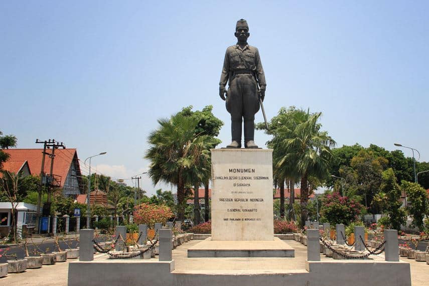 1. Patung Sura dan Baya, 2. Patung Soekarno-Hatta (Monumen Tugu Pahlawan), 3. Monumen Jalesveva Jayamahe, 4. Patung Karapan Sapi, 5. Monumen Gubernur Suryo, 6. Monumen Wira Surya Agung, 7.Monumen Ronggolawe, 8. Monumen Jenderal Sudirman, 9. Monumen Bambu Runcing, 10. Patung Dewi Kwan Im (Klenteng Sanggar Agung)