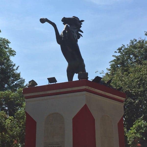 1. Patung Sura dan Baya, 2. Patung Soekarno-Hatta (Monumen Tugu Pahlawan), 3. Monumen Jalesveva Jayamahe, 4. Patung Karapan Sapi, 5. Monumen Gubernur Suryo, 6. Monumen Wira Surya Agung, 7.Monumen Ronggolawe, 8. Monumen Jenderal Sudirman, 9. Monumen Bambu Runcing, 10. Patung Dewi Kwan Im (Klenteng Sanggar Agung)