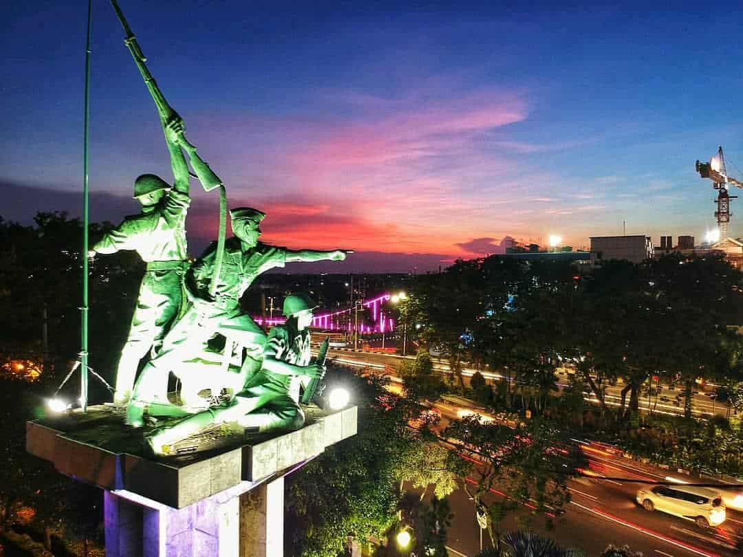 1. Patung Sura dan Baya, 2. Patung Soekarno-Hatta (Monumen Tugu Pahlawan), 3. Monumen Jalesveva Jayamahe, 4. Patung Karapan Sapi, 5. Monumen Gubernur Suryo, 6. Monumen Wira Surya Agung, 7.Monumen Ronggolawe, 8. Monumen Jenderal Sudirman, 9. Monumen Bambu Runcing, 10. Patung Dewi Kwan Im (Klenteng Sanggar Agung)