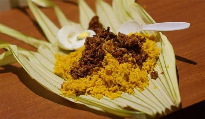 Nasi Kuning Saroja, 1. Cakalang Fufu, 2. Sambal Roa, 3. Dabu-Dabu, 4. Sambal Bakasang, 5. Nasi Kuning Saroja, 6. Perkedel Nike, 7. Kawok, 8. Paniki, 10. Pisang Goreng Sambal