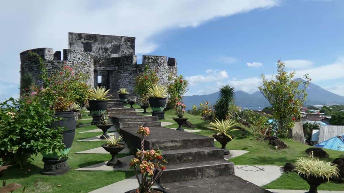 Benteng Tolukko, 1. Pulau Dodola, 2. Kedaton Kesultanan Tidore, 3. Benteng Tolukko, 4. Teluk Jailolo, 5. Danau Laguna, 6. Pantai Sulamadaha, 7. Danau Galela, 8. Gunung Gamalama, 9. Landmark Ternate, 10. Pulau Widi