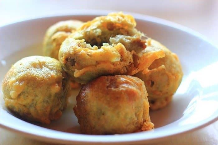 Binyolos, 1. Klappertaart, 2. Nasi Jaha, 3. Pia Amurang, 4. Kue Lampu-Lampu, 5. Lalampa, 6. Binyolos, 7. Bobengka, 8. Koyabu, 9. Cucur, 10. Apang Coe