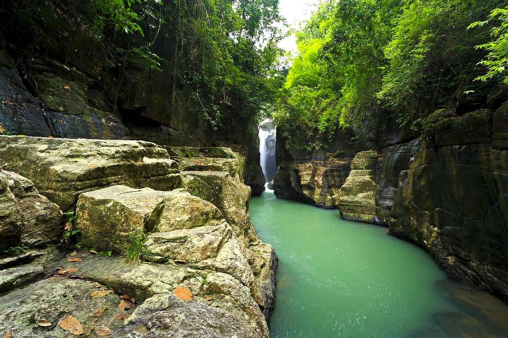 Cunca Wulang, 1. Goa Cermin, 2. Pantai Pede, 3. Bukit Cinta, 4. Goa Rangko, 5. Pantai Waecicu, 6. Bukit Amelia, 7. Cunca Rami, 8. Cunca Wulang, 9. Pantai Kampung Ujung