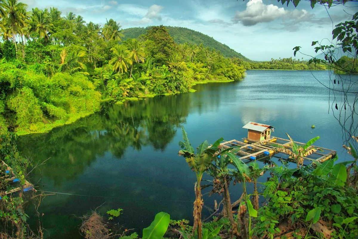 Danau Galela, 1. Pulau Dodola, 2. Kedaton Kesultanan Tidore, 3. Benteng Tolukko, 4. Teluk Jailolo, 5. Danau Laguna, 6. Pantai Sulamadaha, 7. Danau Galela, 8. Gunung Gamalama, 9. Landmark Ternate, 10. Pulau Widi