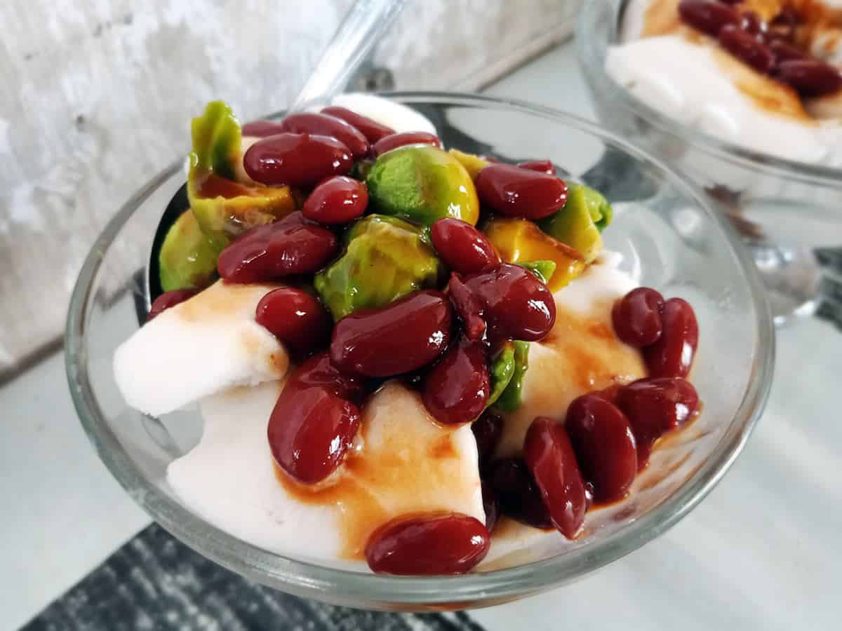 Es Kacang Merah, 1. Pempek, 2. Martabak Palembang, 3. Mie Celor, 4. Laksan, 5. Tekwan, 6. Kue Lapan Jam, 7. Kemplang, 8. Es Kacang Merah, 9. Sambal Tempoyak, 10. Pindang Patin, 11. Celimpungan, 12. Bakmi Ayam, 13. Godo Godo, 14. Burgo, 15. Lempok Durian