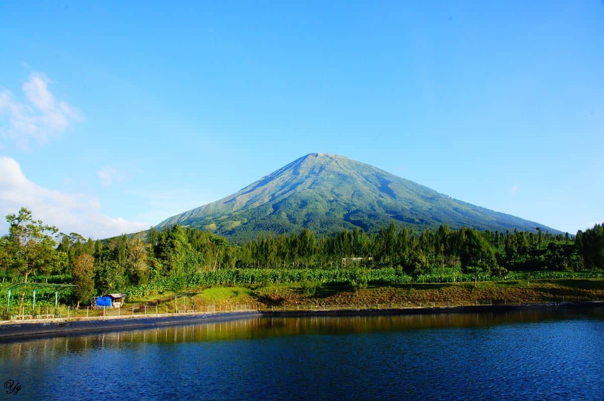 Gunung Gamalama, 1. Pulau Dodola, 2. Kedaton Kesultanan Tidore, 3. Benteng Tolukko, 4. Teluk Jailolo, 5. Danau Laguna, 6. Pantai Sulamadaha, 7. Danau Galela, 8. Gunung Gamalama, 9. Landmark Ternate, 10. Pulau Widi