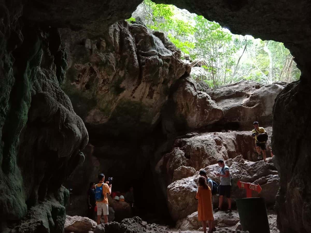 Goa Cermin, 1. Goa Cermin, 2. Pantai Pede, 3. Bukit Cinta, 4. Goa Rangko, 5. Pantai Waecicu, 6. Bukit Amelia, 7. Cunca Rami, 8. Cunca Wulang, 9. Pantai Kampung Ujung