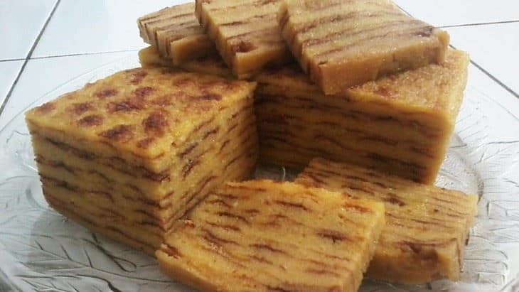 Kue Maksuba, 1. Lempok Durian, 2. Kerupuk Kemplang, 3. Kerupuk Retak Seribu, 4. Tempoyak, 5. Bawang Goreng Pedas, 6. Bolu Suri, 7. Kue Maksuba, 8. Sambal Lingkung, 9. Kain Palembang, 10. Kaus Kekinian Buatan Outlet Nyesnyes, 11. Sajadah Lihab