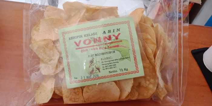Keripik Keladi, 1. Martabak Sagu, 2. Abon Gulung, 3. Ikan Asar, 4. Keripik Keladi, 5. Dendeng Buaya, 6. Noken, 7. Batik Papua, 8. Lukisan Kulit Kayu, 9. Mutiara, 10. Tifa