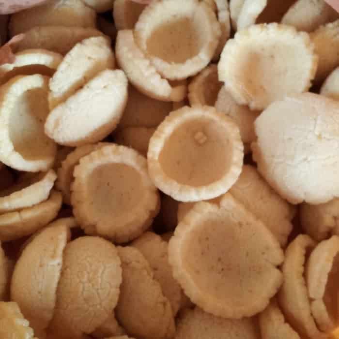Kerupuk Retak Seribu, 1. Lempok Durian, 2. Kerupuk Kemplang, 3. Kerupuk Retak Seribu, 4. Tempoyak, 5. Bawang Goreng Pedas, 6. Bolu Suri, 7. Kue Maksuba, 8. Sambal Lingkung, 9. Kain Palembang, 10. Kaus Kekinian Buatan Outlet Nyesnyes, 11. Sajadah Lihab
