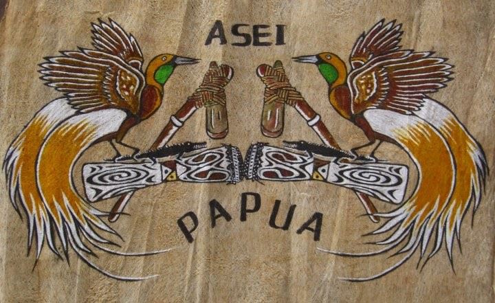 Lukisan Kulit Kayu, 1. Martabak Sagu, 2. Abon Gulung, 3. Ikan Asar, 4. Keripik Keladi, 5. Dendeng Buaya, 6. Noken, 7. Batik Papua, 8. Lukisan Kulit Kayu, 9. Mutiara, 10. Tifa