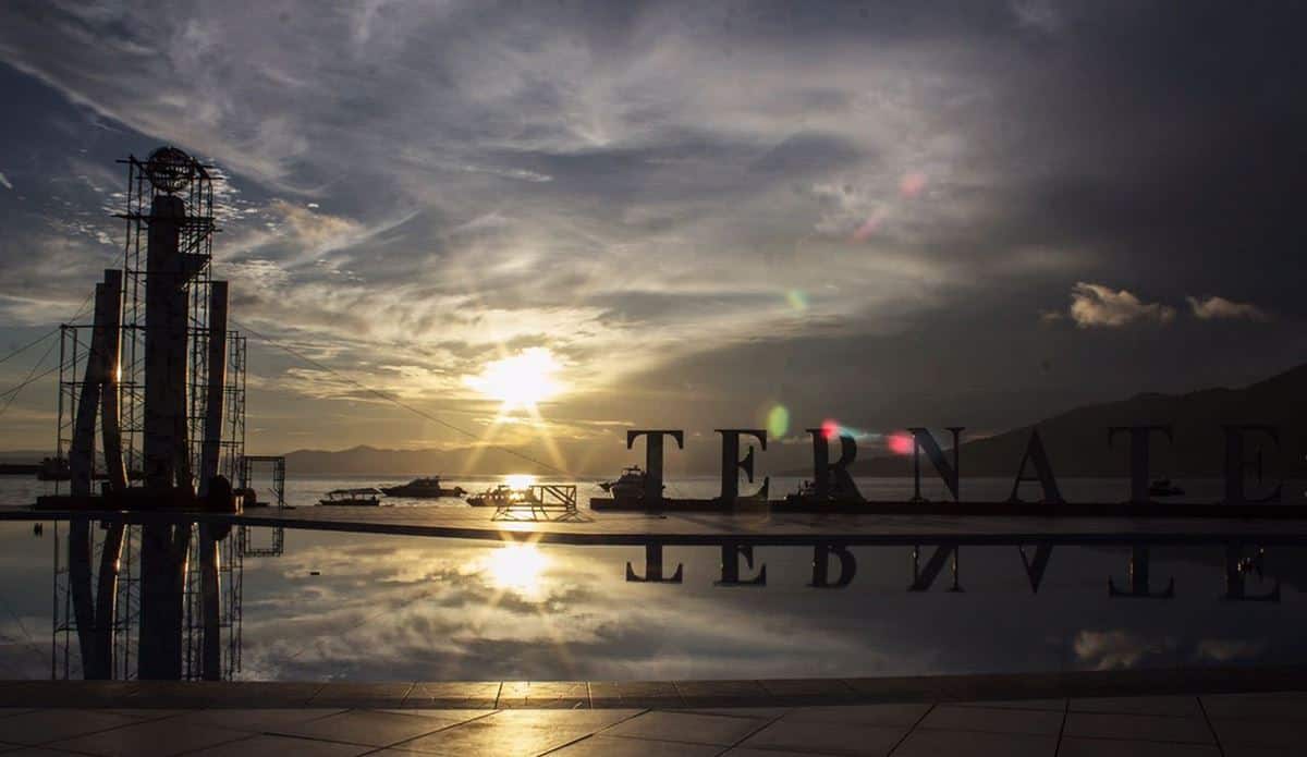 Landmark Ternate, 1. Pulau Dodola, 2. Kedaton Kesultanan Tidore, 3. Benteng Tolukko, 4. Teluk Jailolo, 5. Danau Laguna, 6. Pantai Sulamadaha, 7. Danau Galela, 8. Gunung Gamalama, 9. Landmark Ternate, 10. Pulau Widi