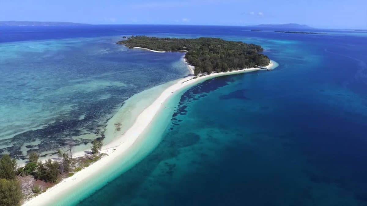 Youtube, 1. Pulau Dodola, 2. Kedaton Kesultanan Tidore, 3. Benteng Tolukko, 4. Teluk Jailolo, 5. Danau Laguna, 6. Pantai Sulamadaha, 7. Danau Galela, 8. Gunung Gamalama, 9. Landmark Ternate, 10. Pulau Widi
