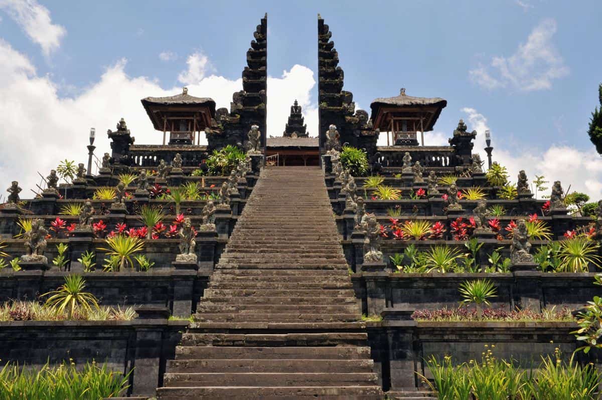 Pura Besakih, 2. Gunung dan Danau Batur, 3. Pura Besakih, 4. Gunung Agung, 5. Bali Bird &amp; Reptile Park, 6. Bali Safari &amp; Marine Park, 7. Mandala Wisata Wenara Wana, 8. Pasar Seni Sukawati, 9. Campuhan Ridge Walk, 10. Goa Gajah