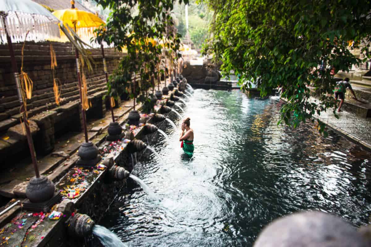 Pura Tirta Empul, 1. Kelingking Beach, 2. Pura Ulun Danau Beratan Bedugul, 3. Pura Besakih, 4. Pantai Kuta, 5. Pantai Sanur, 6. Pantai Pandawa, 7. Pura Tirta Empul, 8. Garuda Wisnu Kencana Cultural Park, 9. Bali Zoo, 10. Finns Beach Club