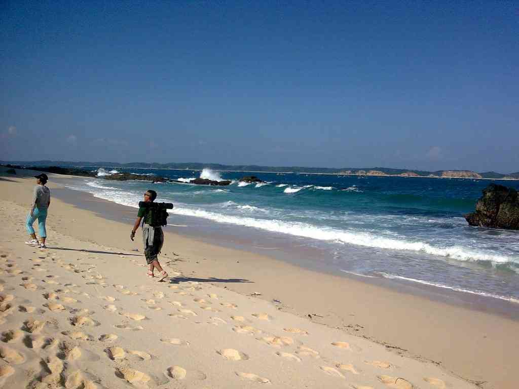 Pantai Kampung Ujung, 1. Goa Cermin, 2. Pantai Pede, 3. Bukit Cinta, 4. Goa Rangko, 5. Pantai Waecicu, 6. Bukit Amelia, 7. Cunca Rami, 8. Cunca Wulang, 9. Pantai Kampung Ujung
