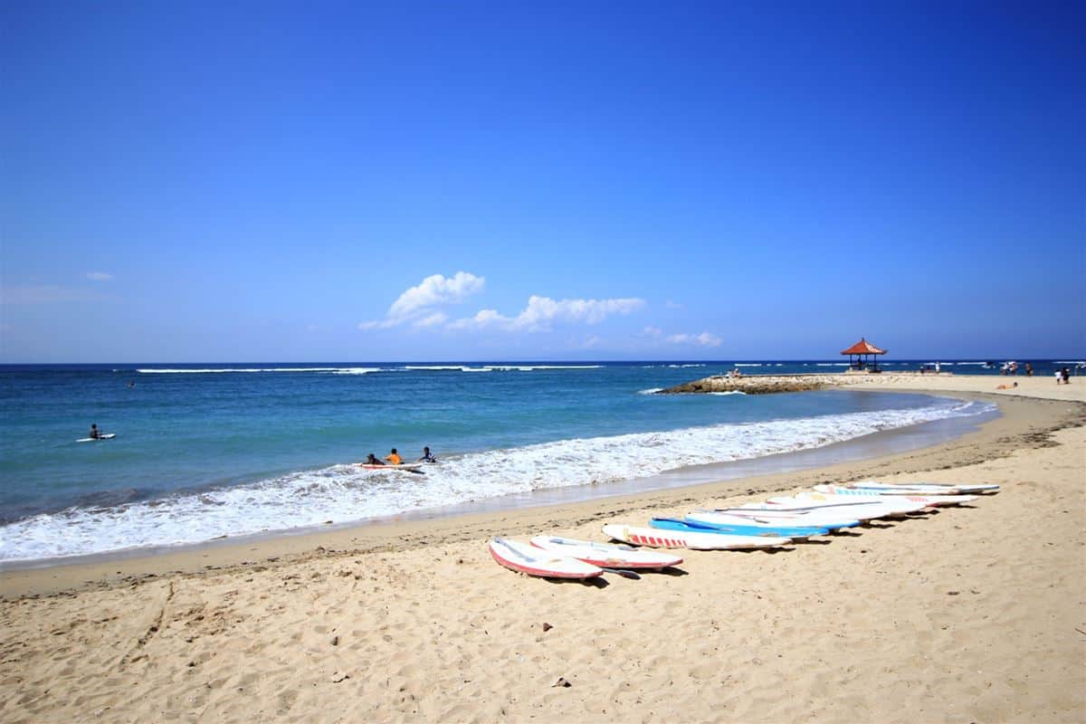 Pantai Sanur, 1. Kelingking Beach, 2. Pura Ulun Danau Beratan Bedugul, 3. Pura Besakih, 4. Pantai Kuta, 5. Pantai Sanur, 6. Pantai Pandawa, 7. Pura Tirta Empul, 8. Garuda Wisnu Kencana Cultural Park, 9. Bali Zoo, 10. Finns Beach Club