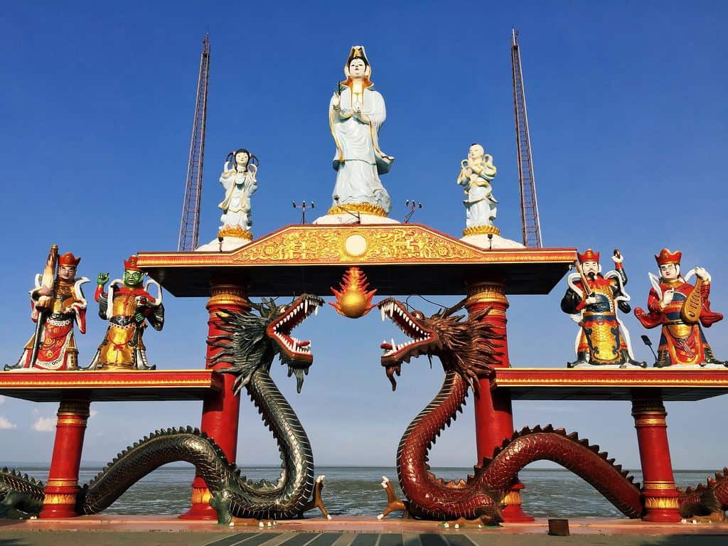 1. Patung Sura dan Baya, 2. Patung Soekarno-Hatta (Monumen Tugu Pahlawan), 3. Monumen Jalesveva Jayamahe, 4. Patung Karapan Sapi, 5. Monumen Gubernur Suryo, 6. Monumen Wira Surya Agung, 7.Monumen Ronggolawe, 8. Monumen Jenderal Sudirman, 9. Monumen Bambu Runcing, 10. Patung Dewi Kwan Im (Klenteng Sanggar Agung)